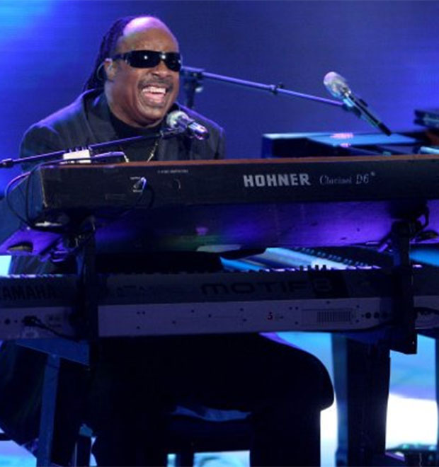 Stevie Wonder desmente boatos de que será pai de trigêmeos