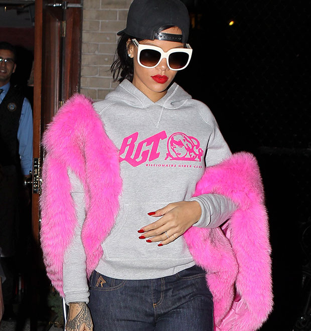 Rihanna usa casaco de pelúcia em passeio por Nova York