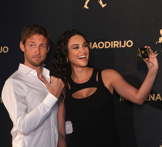 Isis Valverde e Chay Suede prestigiam festa em São Paulo
