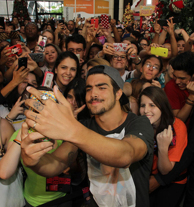 Caio Castro tira <i>selfie</i> com fãs em <i>shopping</i> paulista