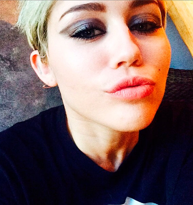 Fãs criticam Miley Cyrus após ela pintar as unhas de seu porquinho de estimação