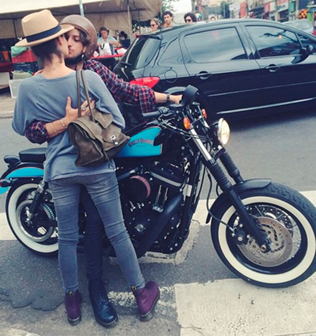 Chay Suede e Laura Neiva são clicados aos beijos no meio da rua