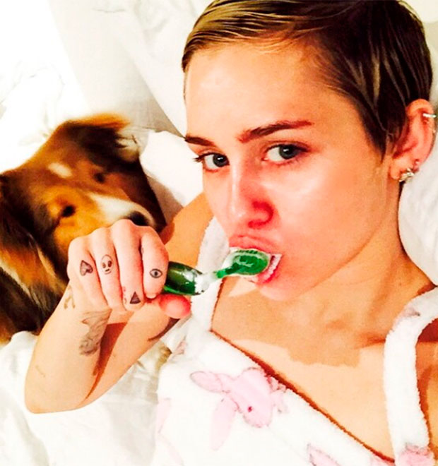 Miley Cyrus publica foto deitada e escovando os dentes com seu <i>pet</i> ao lado