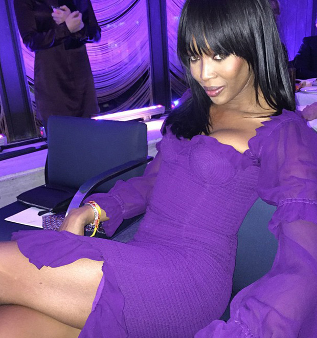 Naomi Campbell sensualiza em foto e deixa as pernas à mostra