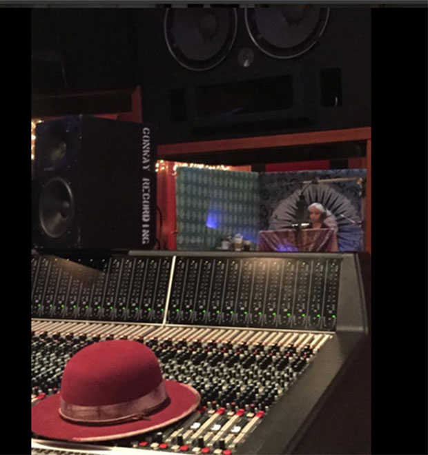 Christina Aguilera posta foto em estúdio depois de alfinetada