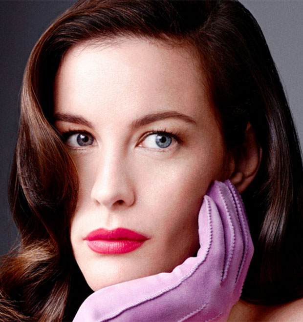 Liv Tyler acredita que sua gravidez está fazendo com que ela seja uma mãe melhor