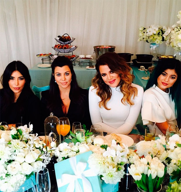 Irmãs Kardashian celebram chá de bebê de Kourtney com um <i>brunch</i>
