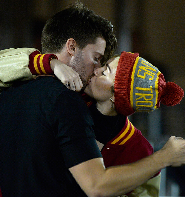 Depois de serem flagrados aos beijos, Miley Cyrus e Patrick Schwarzenegger marcam encontro