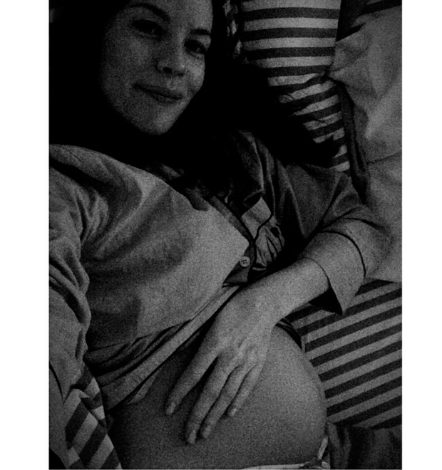 Liv Tyler faz <i>selfie</i> com barrigão de grávida