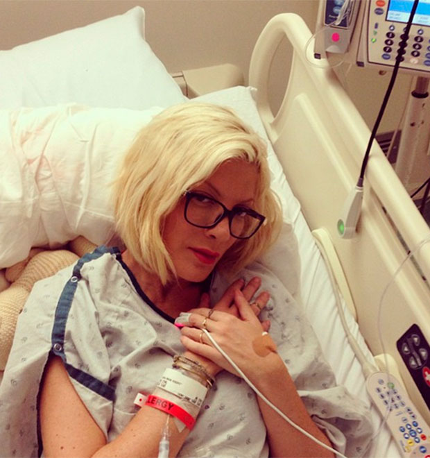 Tori Spelling conta problemas com a mãe durante sua hospitalização