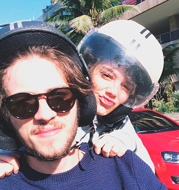 Laura Neiva passa mal e é socorrida pelo namorado, Chay Suede