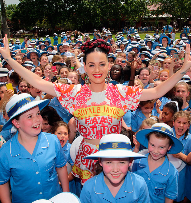 Katy Perry visita escola católica só para meninas na Austrália