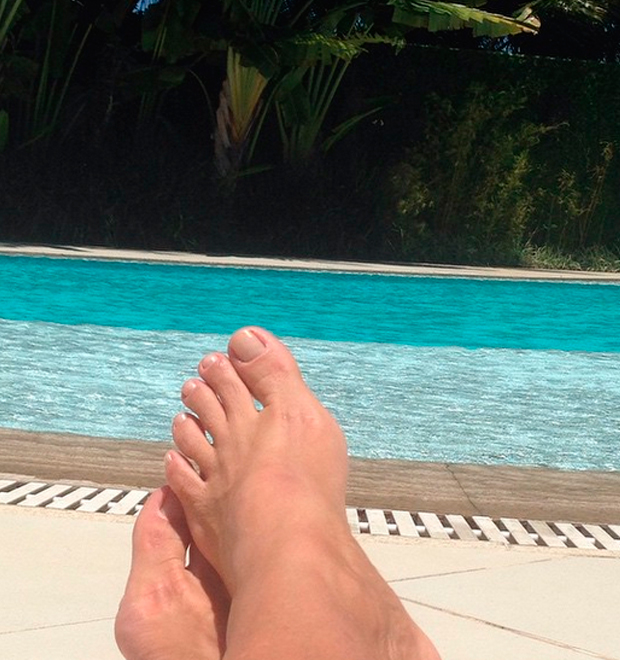 Xuxa comemora a recuperação em foto sem bota ortopédica