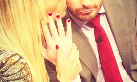 Adriane Galisteu pinta as unhas de Danilo Gentili em <i>talk show</i>
