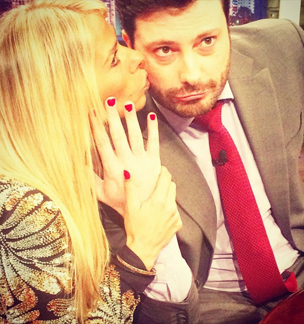 Adriane Galisteu pinta as unhas de Danilo Gentili em <i>talk show</i>