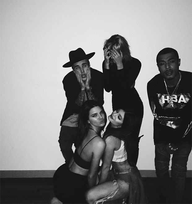 Kylie e Kendall Jenner sensualizam em foto com Justin Bieber