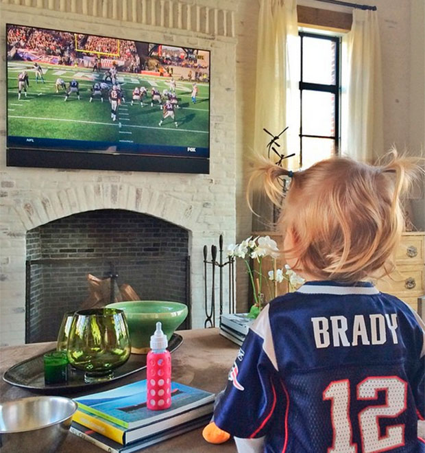 Gisele Bündchen publica foto da filha assistindo ao jogo do pai, Tom Brady