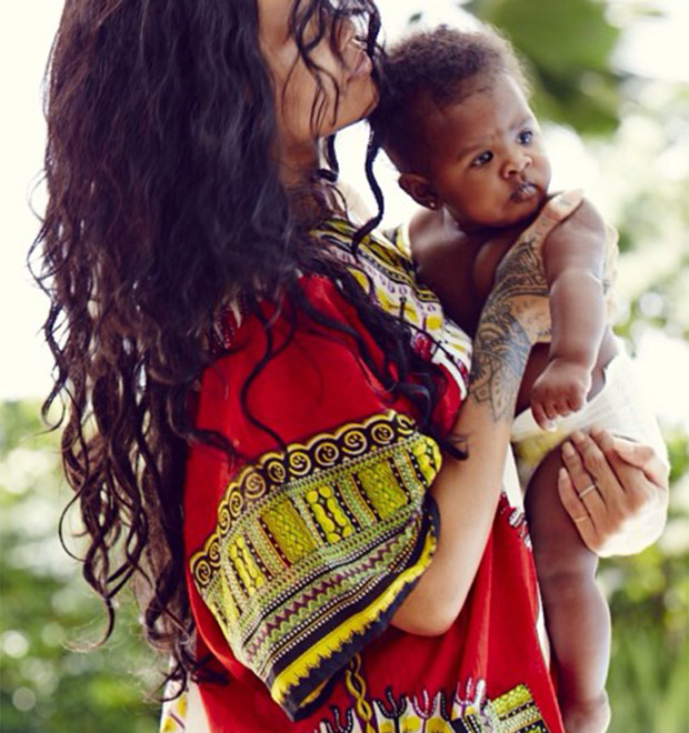 Maternal, Rihanna posa com a sobrinha no colo: <i> Ela me pegou incondicionalmente</i>