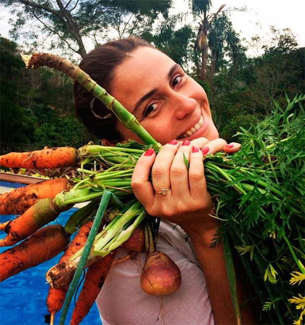 Giovanna Antonelli mostra colheita orgânica de sua horta particular