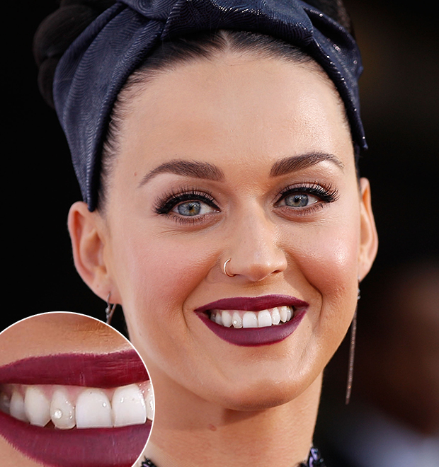 Katy Perry chama atenção ao usar acessório no dente em premiação