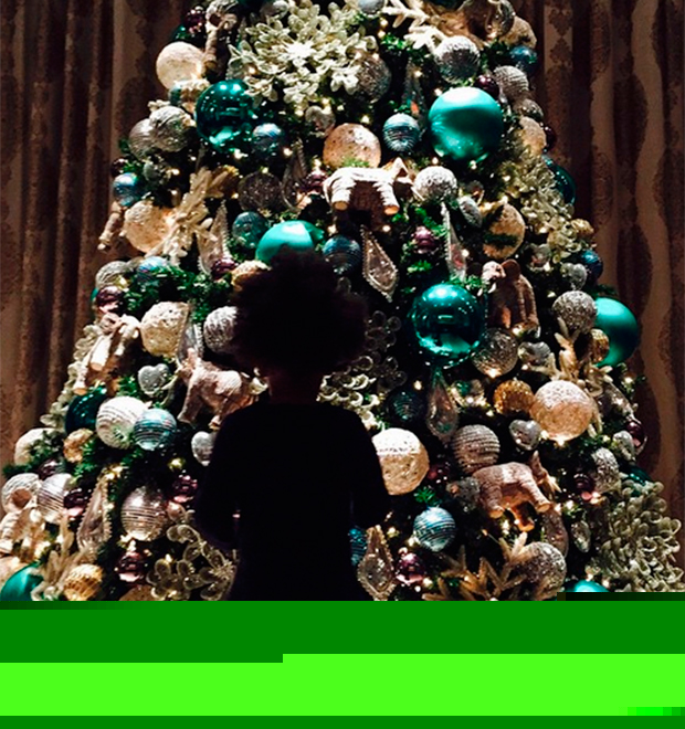 Beyoncé já está no clima de Natal e Blue Ivy admira árvore decorada