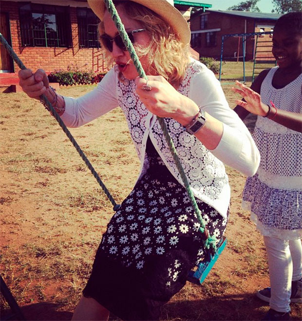 Madonna se diverte ao lado da filha em orfanato no Malawi. Confira!