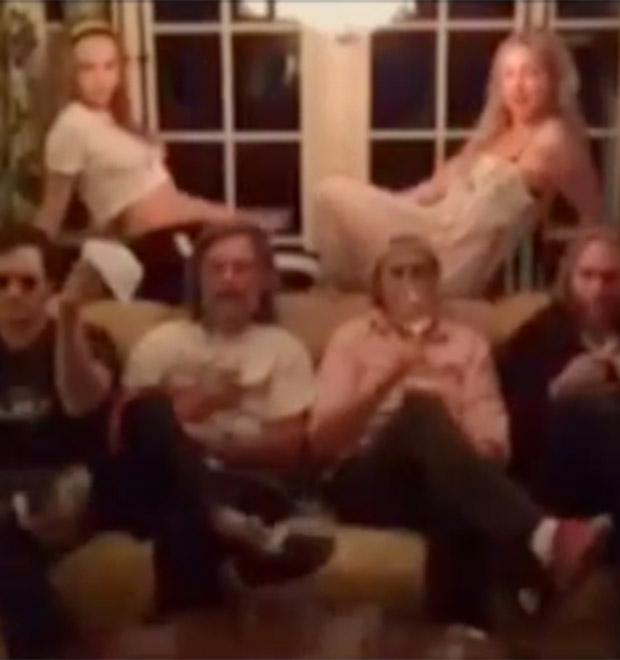 No feriado americano, Kate Hudson e Cara Delevingne fazem desafio de dança