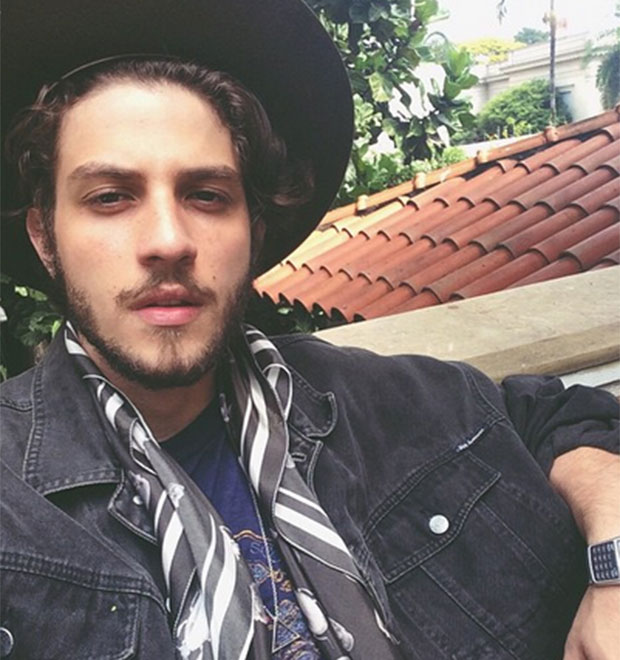 Chay Suede revela que ficou nervoso ao encontrar Caetano Veloso: - <i>Perdi a fala</i>