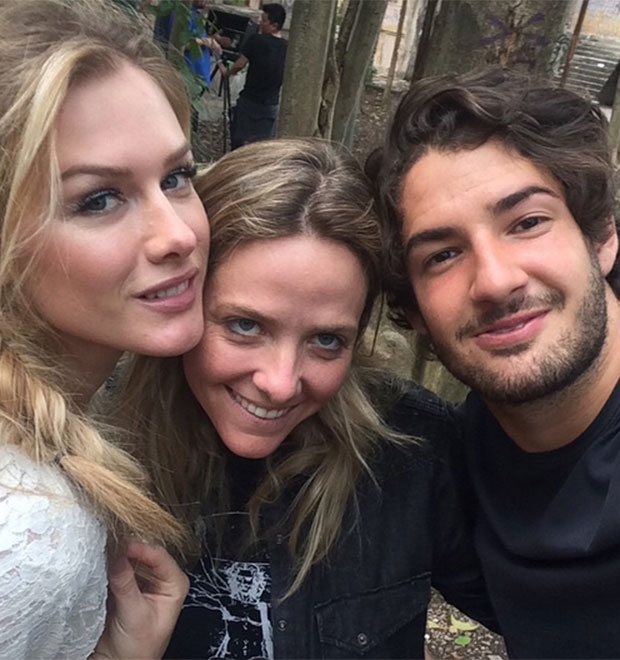 Fiorella Mattheis recebe visita de Alexandre Pato no trabalho. Veja!