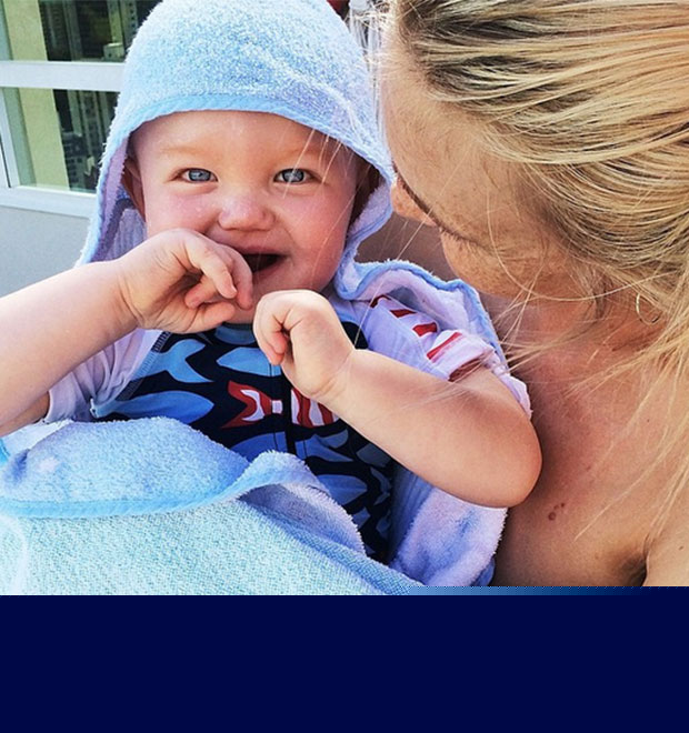 Carol Tretini não resiste aos olhos azuis do filho, Bento. Confira!