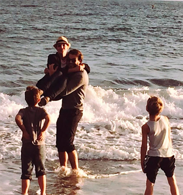 Britney Spears aproveita praia com novo namorado e filhos