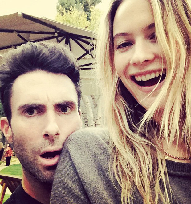 Adam Levine e Behati Prinsloo registram primeiro dia de Ação de Graças juntos