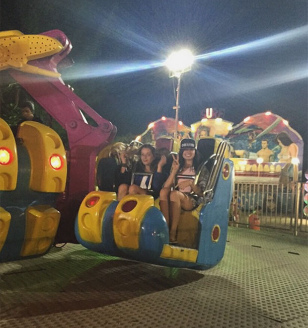 Isis Valverde se diverte em parque de diversões com o namorado