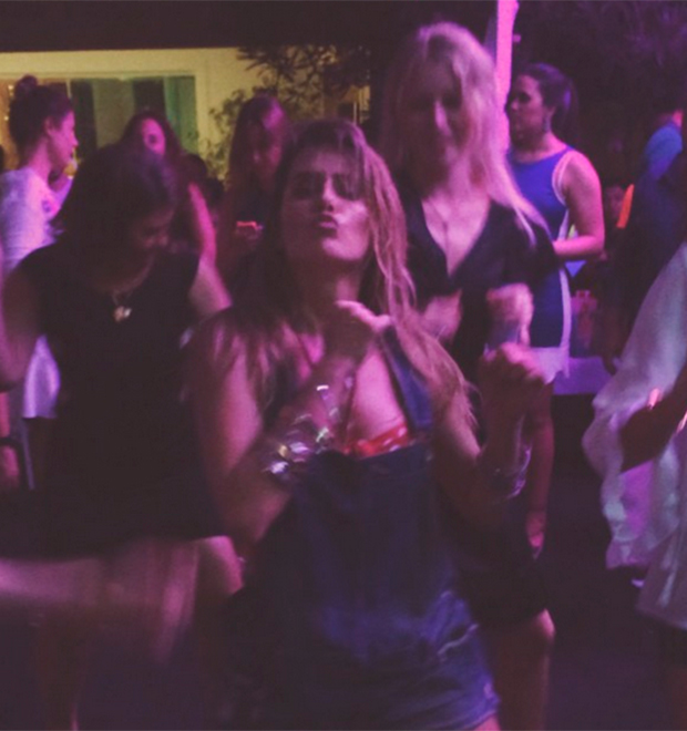 Deborah Secco se esbalda em baile <i>funk</i> de seu aniversário