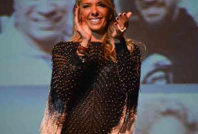 Adriane Galisteu prestigia premiação de beleza em São Paulo