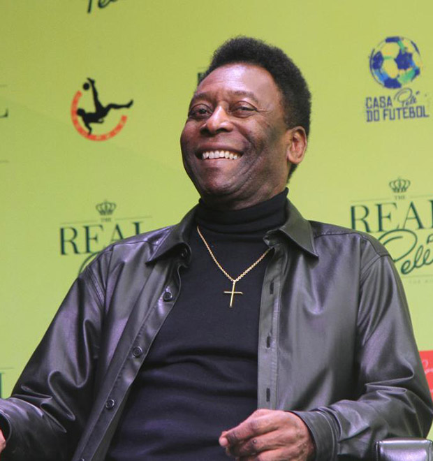 Pelé já anda pelo quarto e passa para cuidados semi-intensivos