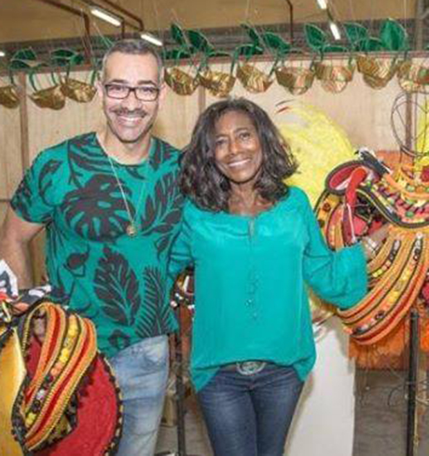 Gloria Maria visita barracão de escola de samba no Rio de Janeiro