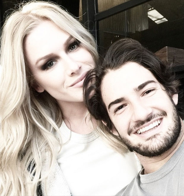 Fiorella Mattheis ganha outra visita de Alexandre Pato no trabalho. Veja!