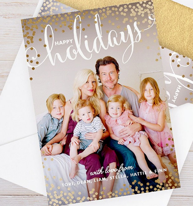 Tori Spelling e Dean McDermott aparecem em cartão de Natal ao lado dos filhos