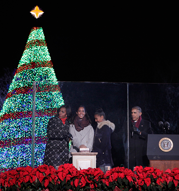 Barack Obama inaugura árvore de Natal da Casa Branca com a família