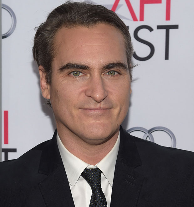 Joaquin Phoenix finge estar noivo para que as pessoas gostem dele