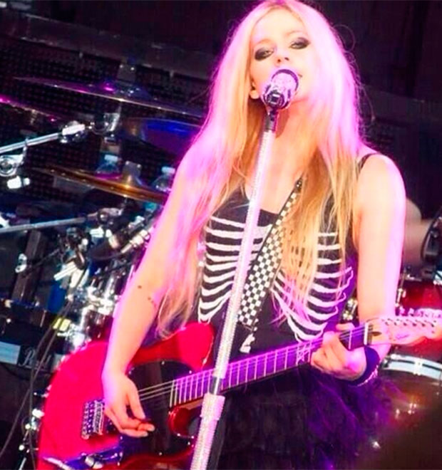 Avril Lavigne conta que está com problemas de saúde. Veja!