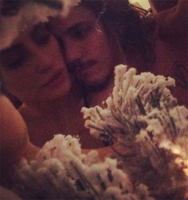Em clima de Natal, Cleo Pires e Romulo Neto posam ao lado de árvore de Natal!