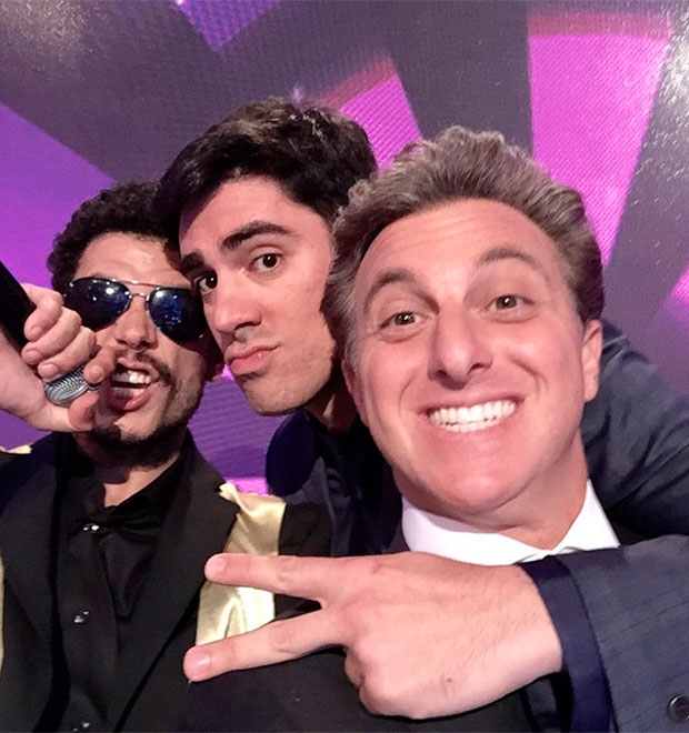 Após traição, Marcelo Adnet volta a posar para fotos em gravação com Luciano Huck