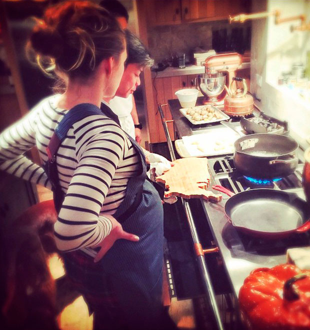 Com o barrigão coberto por avental, Blake Lively cozinha com vencedora de <i>reality</i> culinário