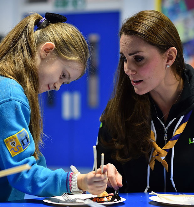 Kate Middleton se sente pressionada ao se comunicar por linguagem de sinais durante evento