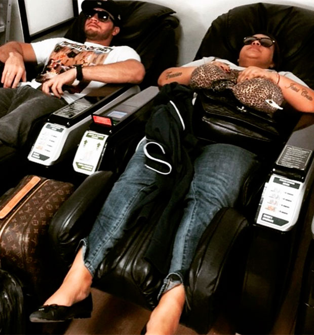 Preta Gil e o noivo relaxam em cadeiras de massagem: <i>Salvando a pátria</i>