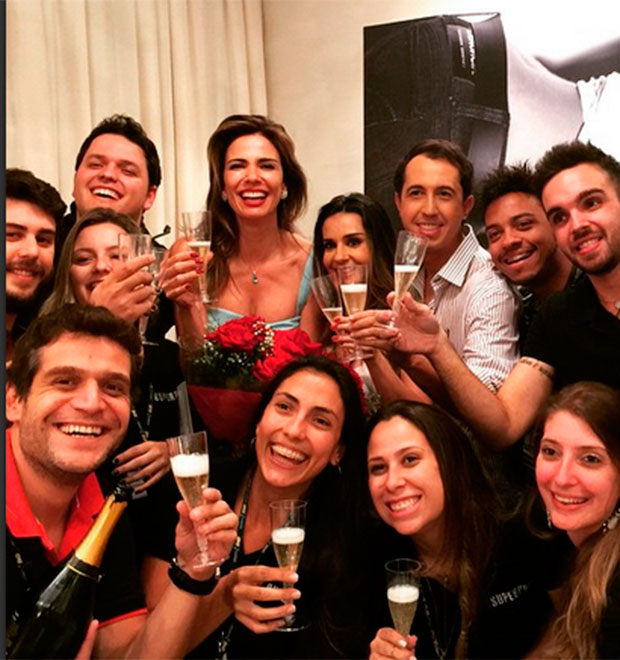 Luciana Gimenez brinda o fim de ano com a equipe do <i>Super Pop</i>