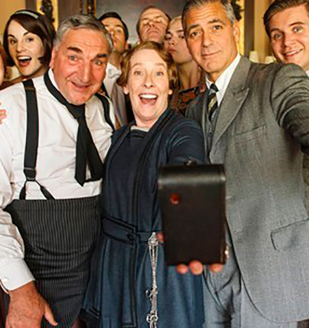 George Clooney faz <i>selfie</i> com elenco de <i>Downton Abbey</i>. Veja!