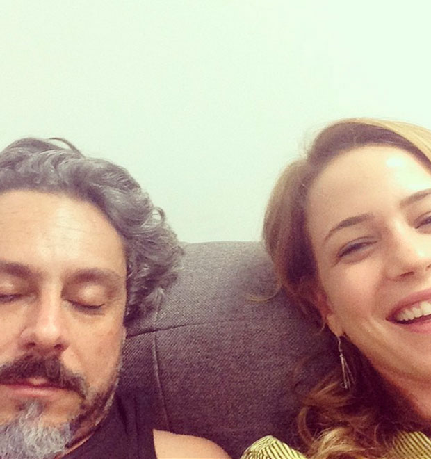 Leandra Leal posa com Alexandre Nero em bastidores e brinca: <i>Morto-vivo</i>